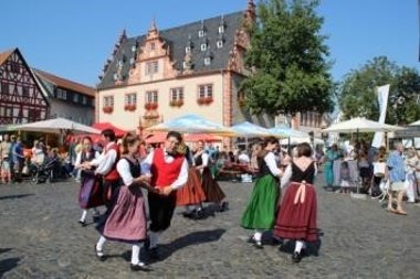 Folkloretanz auf dem Marktplatz