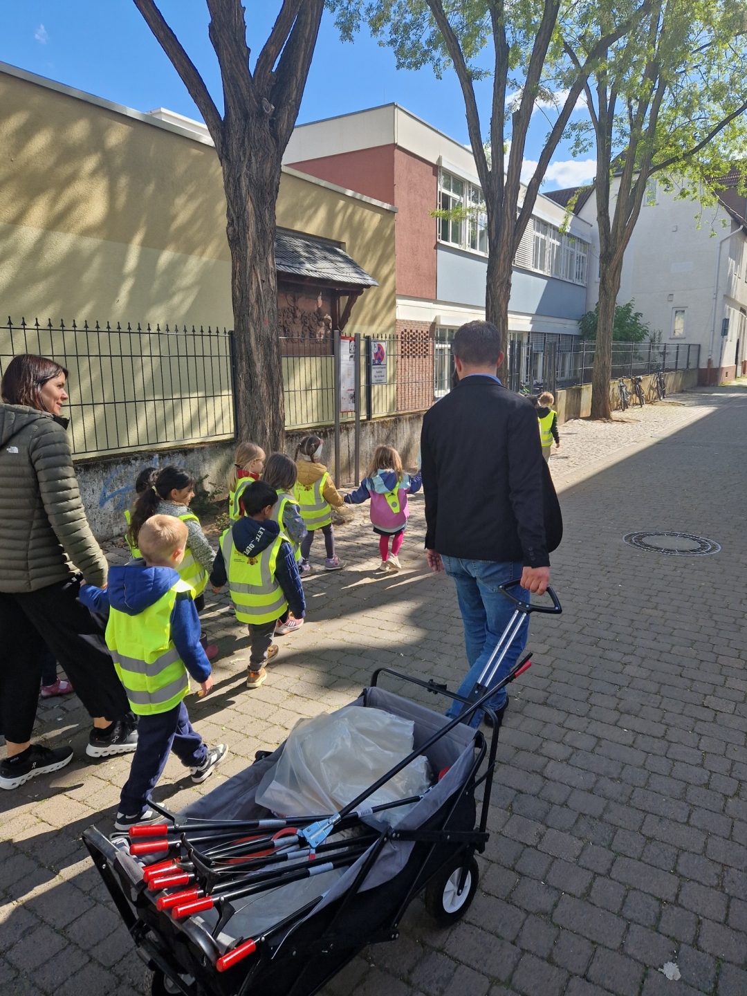 Bürgermeister sammelt Müll mit Kita-Kindern