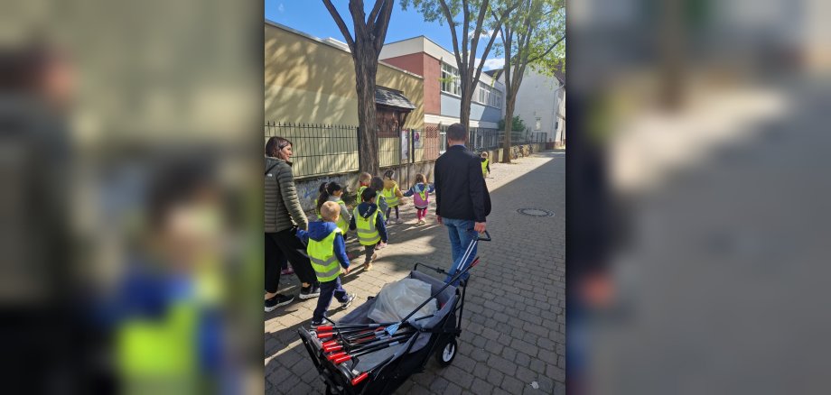 Bürgermeister sammelt Müll mit Kita-Kindern