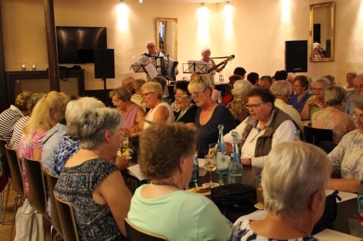 Singende Menschen im Saal der Goldenen Krone