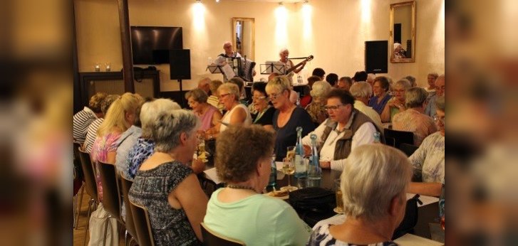 Singende Menschen im Saal der Goldenen Krone