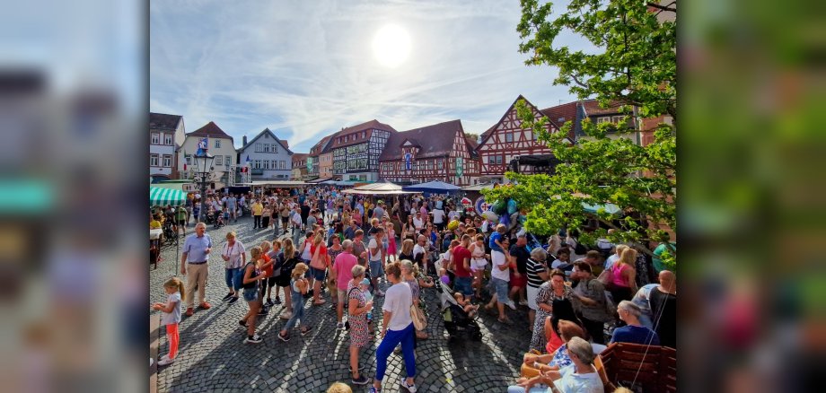 Feiernde Menschen auf Winzerfest