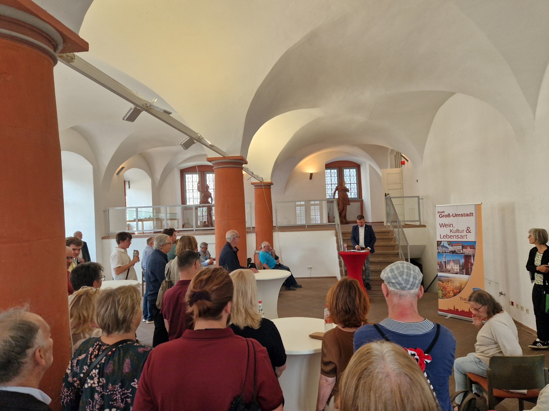 Auftakt in der Säulenhalle des Rathauses