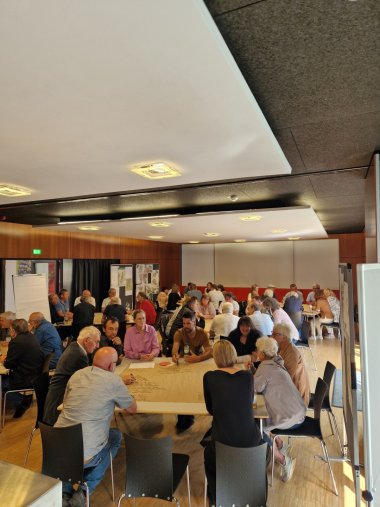 Arbeitsgruppen im Clubraum der Stadthalle