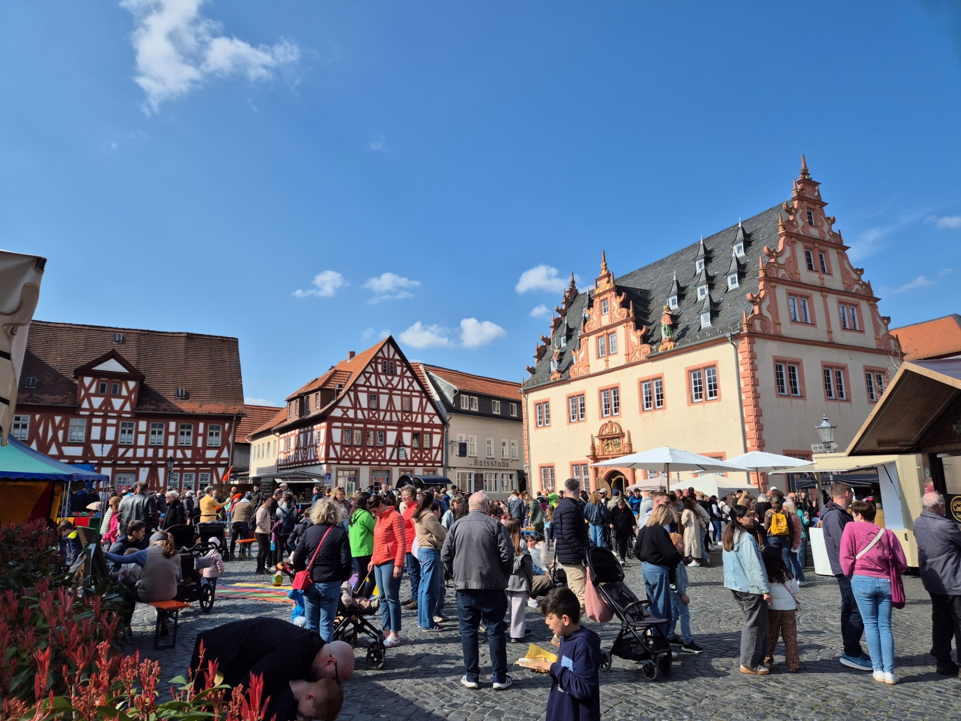 Foto: Viele Menschen auf dem Marktplatz während des Ostermarktes