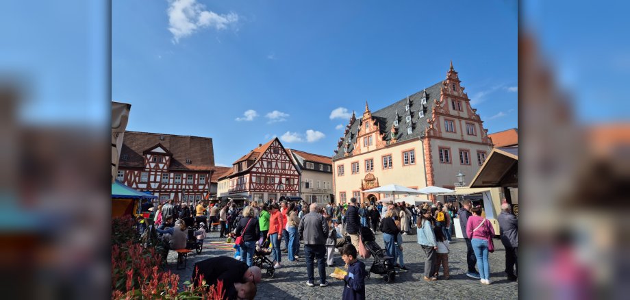 Foto: Viele Menschen auf dem Marktplatz während des Ostermarktes