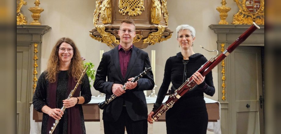 Foto: 3 MusikerInnen mit Instrumenten