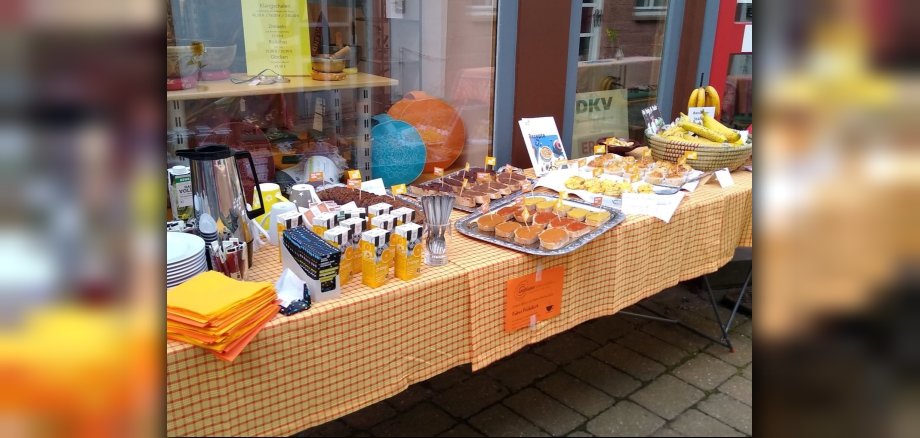 Tisch mit verschiedenen Frühstücksmahlzeiten
