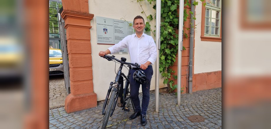 Bürgermeister René Kirch mit Fahrrad