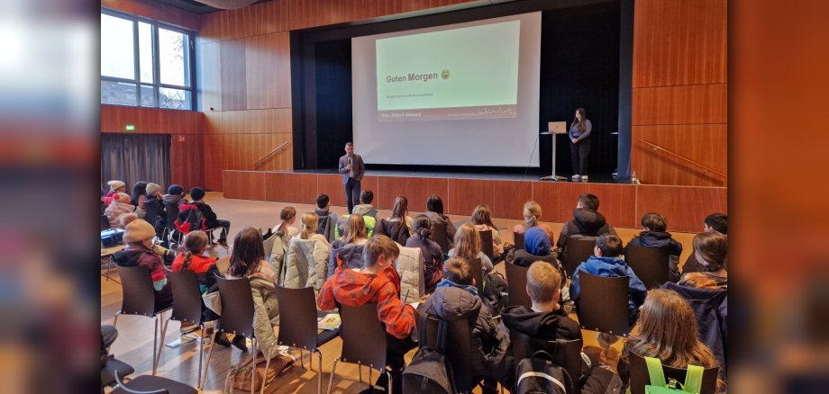Foto: Bürgermeister spricht vor Schülern in Stadthalle