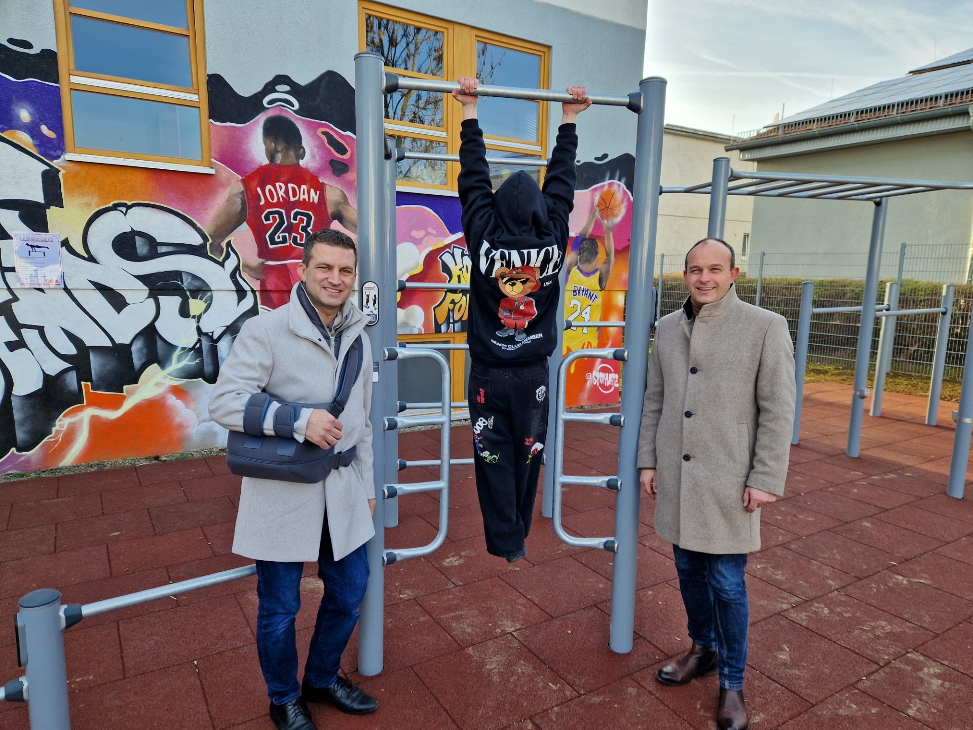 v.l.n.r. Bürgermeister Kirch und Erster Kreisbeigeordneter Lutz Köhler präsentieren Calisthenics-Anlage