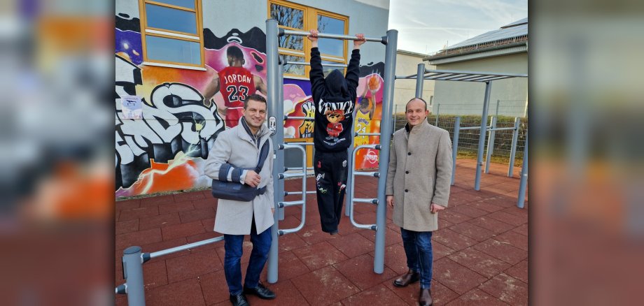 v.l.n.r. Bürgermeister Kirch und Erster Kreisbeigeordneter Lutz Köhler präsentieren Calisthenics-Anlage