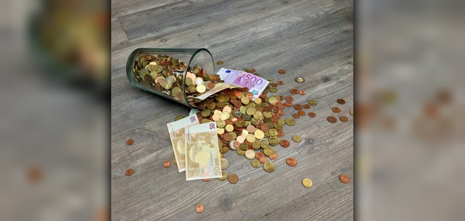 Foto: Kleingeld und Scheine in Glas gesammelt