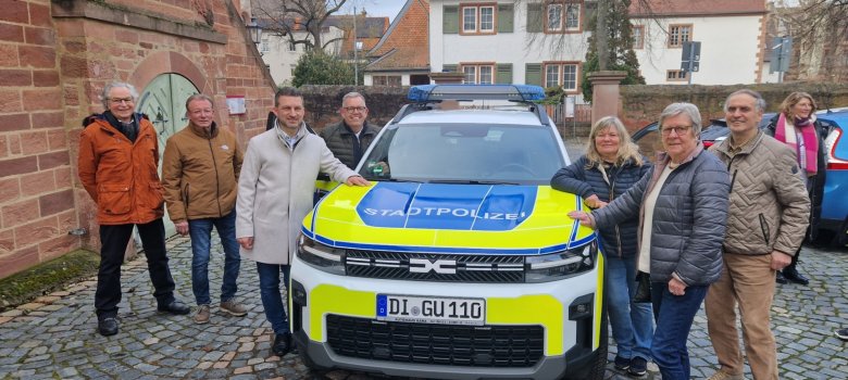 Foto: neues Stadtpolizeifahrzeug mit Mitgliedern des Magistrats