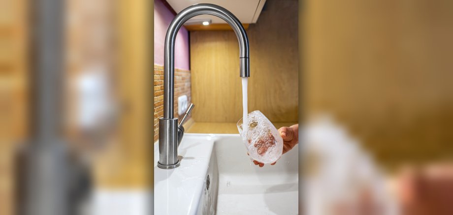 Foto: Trinkwasser fließt aus Wasserhahn in Glas