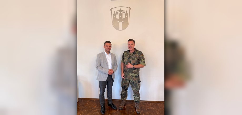 Foto: Bürgermeister Kirch mit Bundeswehrsoldat