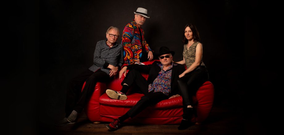 Band auf Couch sitzend