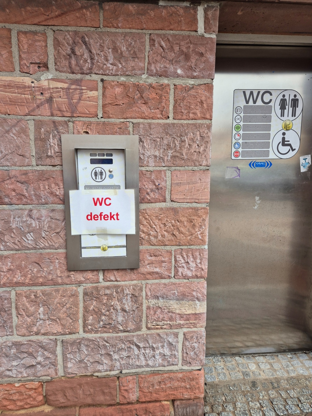 Foto öffentliches WC an der Georg-August-Zinn-Straße