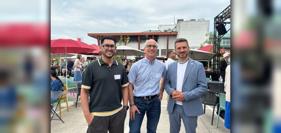 v. l. n. r. Daniel Machado Ferreira, Björn Bundschuh, Bürgermeister René Kirch