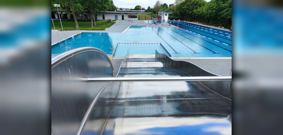 Blick aufs Schwimmbecken von der Rutsche aus
