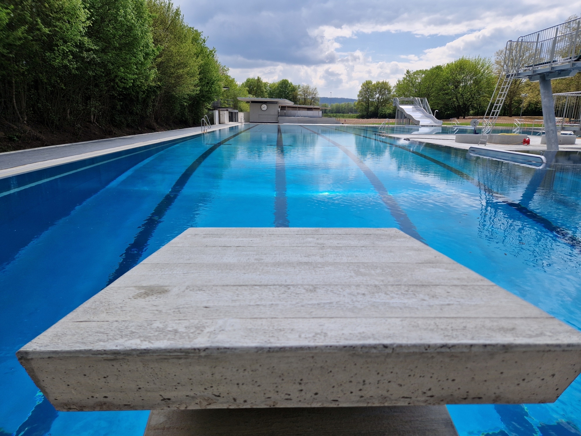 Blick vom Startblock auf das Wasser