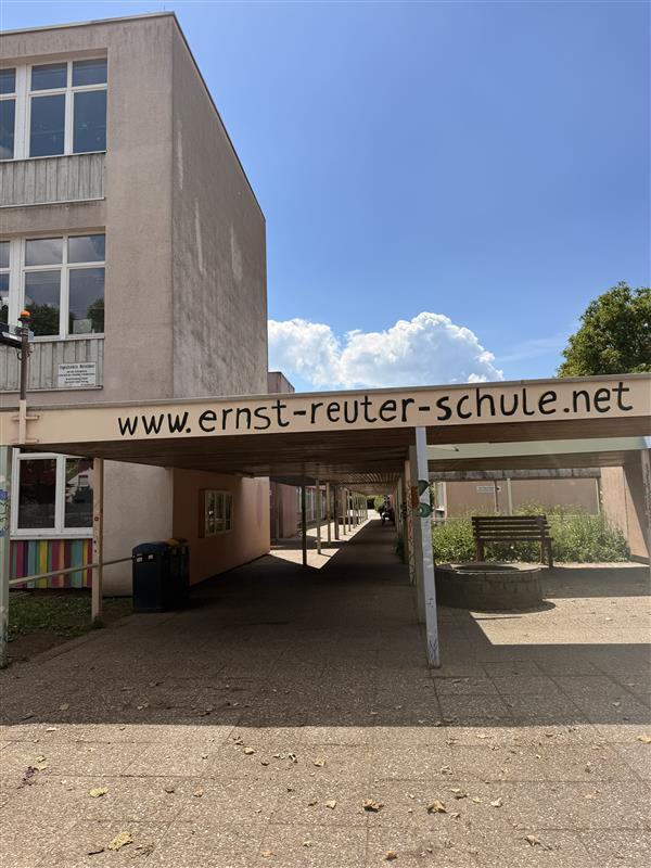Eingang der ERnst-Reuter-Schule