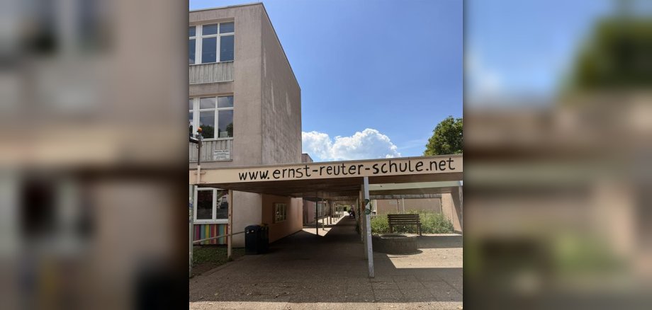 Eingang der ERnst-Reuter-Schule