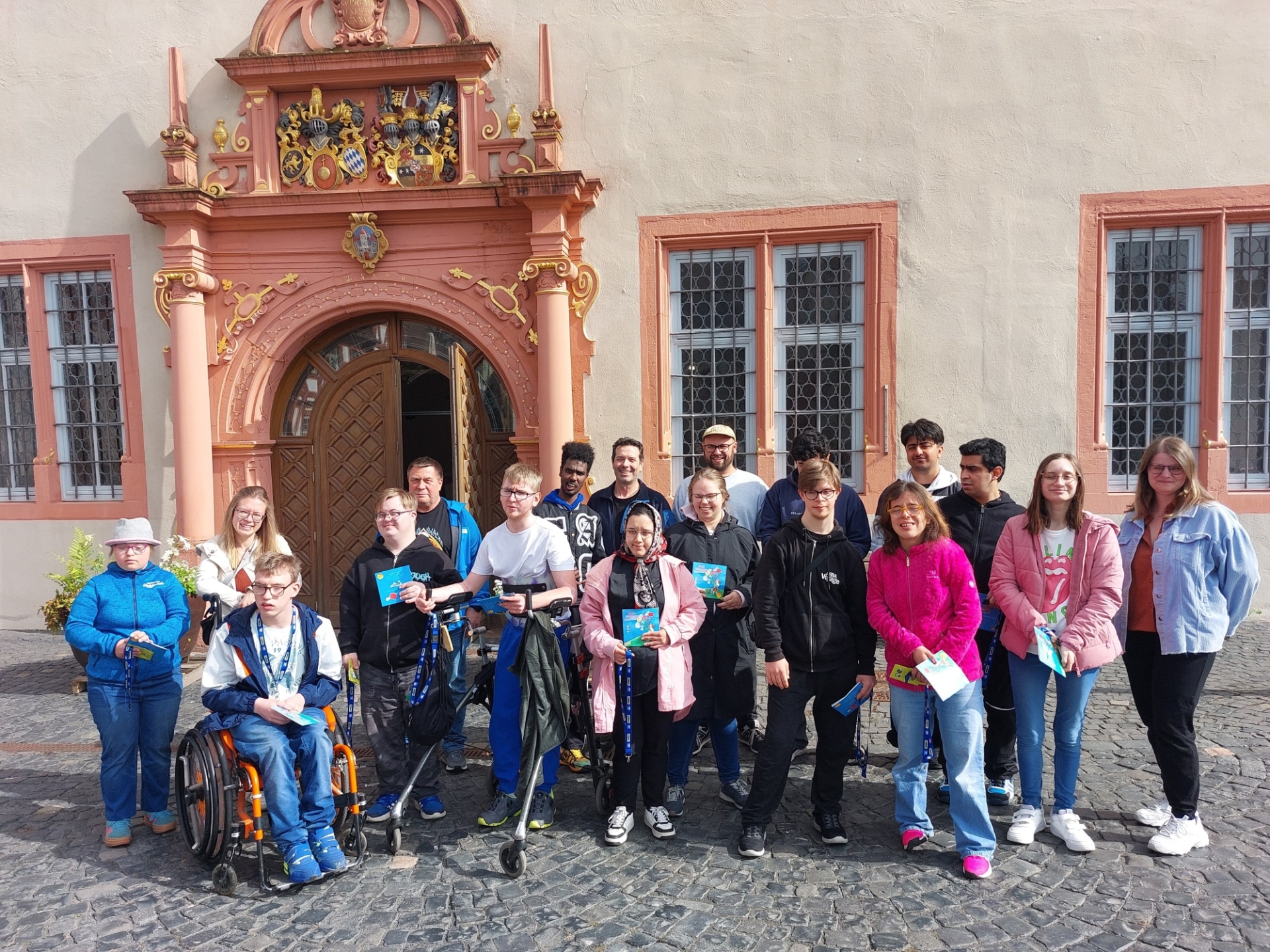 Gruppenfoto vor Säulenhalle