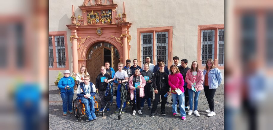 Gruppenfoto vor Säulenhalle
