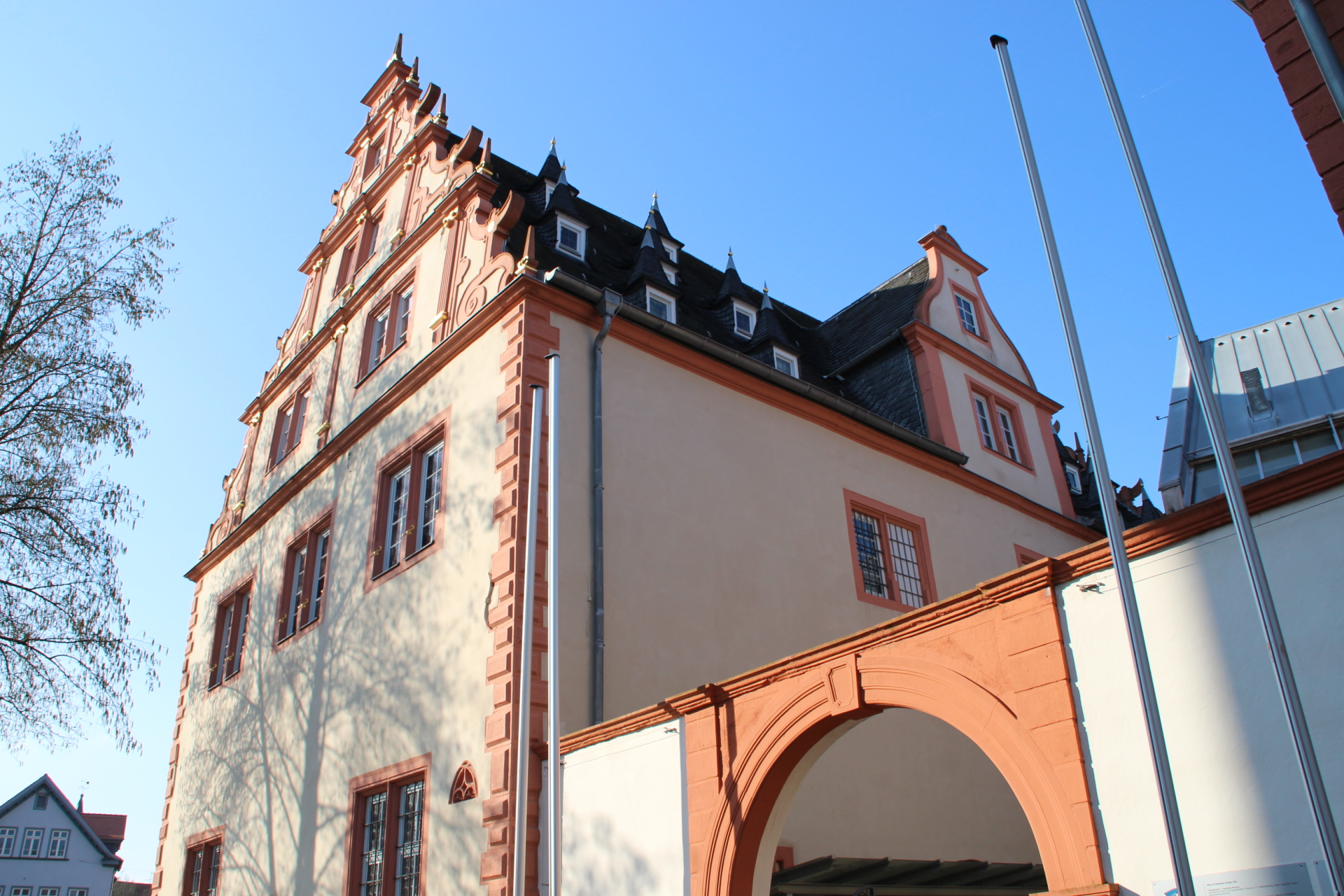 Foto: Ostgiebel des Rathauses mit Sitzungssaal