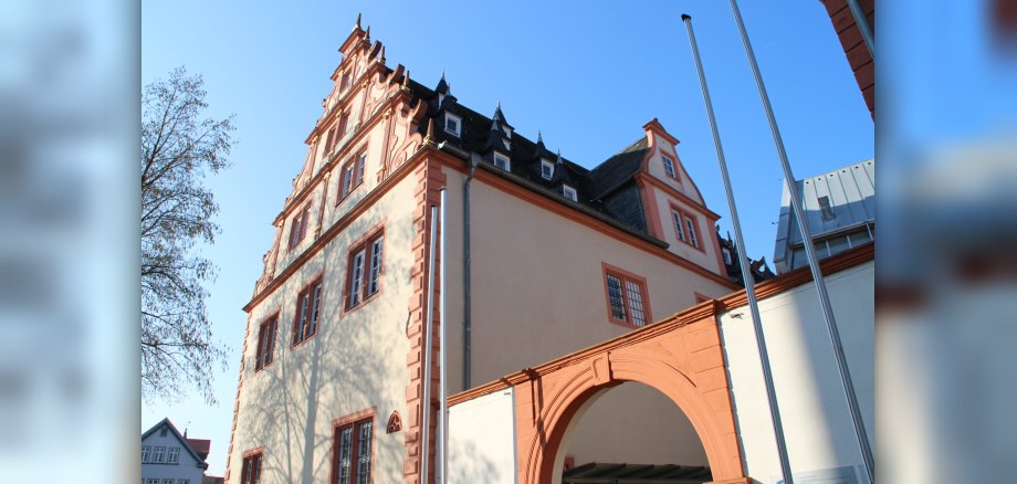 Foto: Ostgiebel des Rathauses mit Sitzungssaal