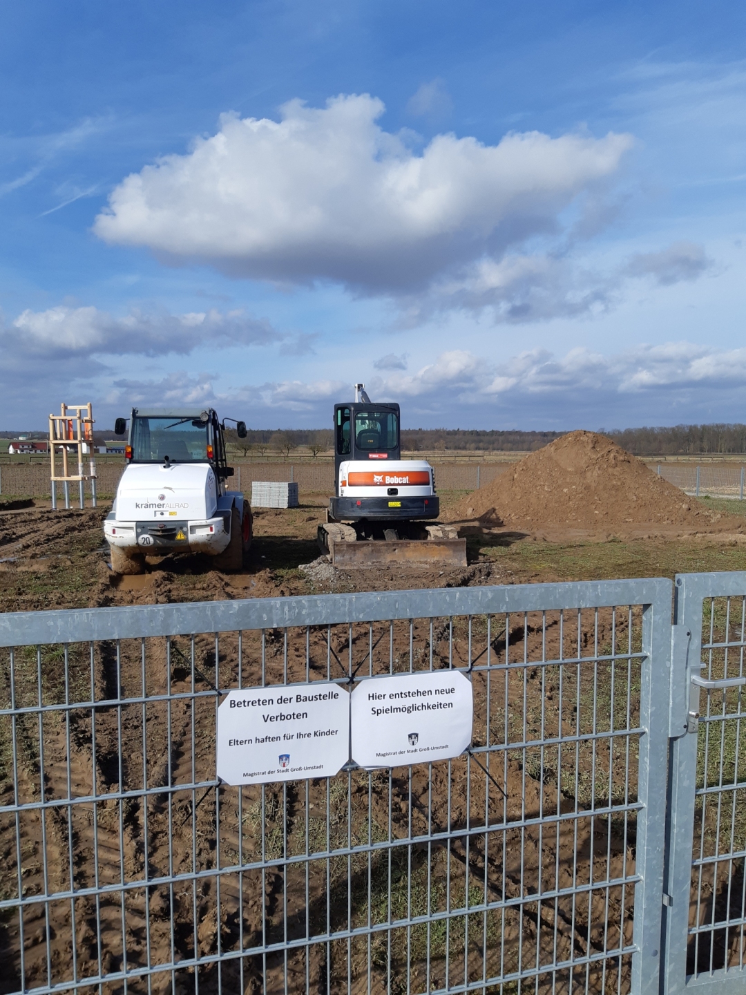 Foto: Baufahrzeuge planieren Untergrund zum Bau des Kinderspielplatzes