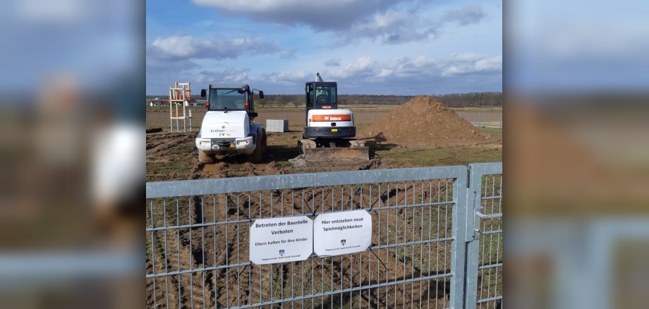 Foto: Baufahrzeuge planieren Untergrund zum Bau des Kinderspielplatzes
