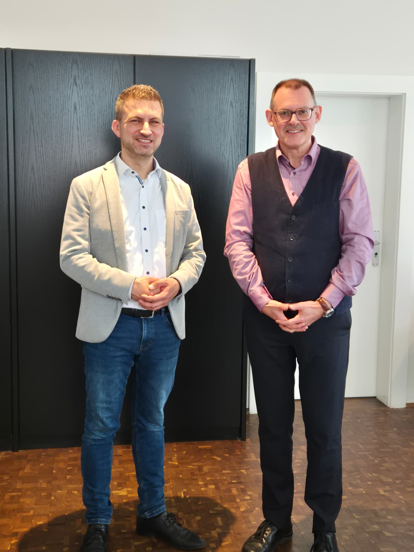 Foto: Bürgermeister René Kirch mit neuem Schulleiter der Ernst-Reuter-Schule