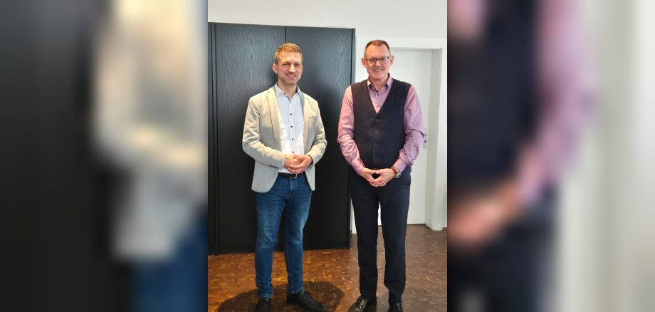 Foto: Bürgermeister René Kirch mit neuem Schulleiter der Ernst-Reuter-Schule