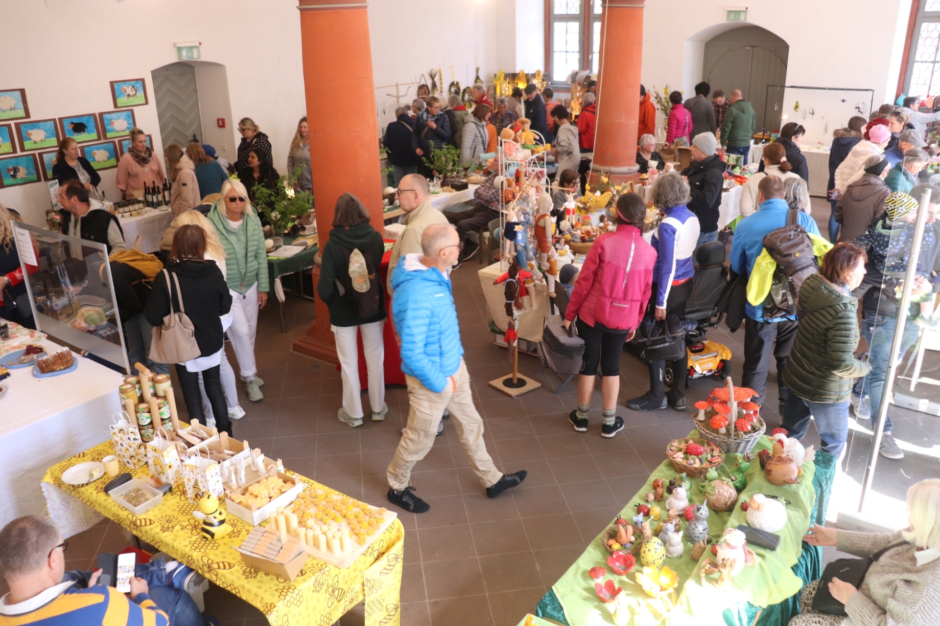 Foto: Ostermarkt in der Säulenhalle mit Besuchern