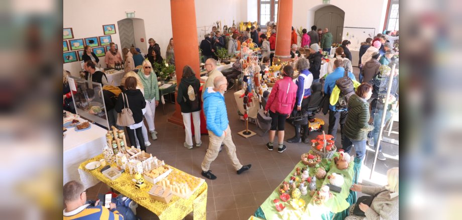 Foto: Ostermarkt in der Säulenhalle mit Besuchern