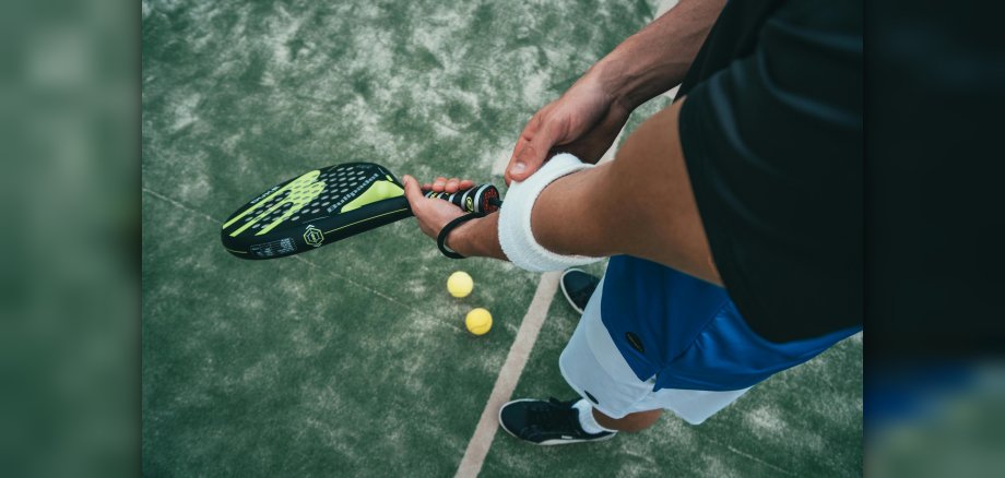 Foto: Aufschlag in Padel-Spiel