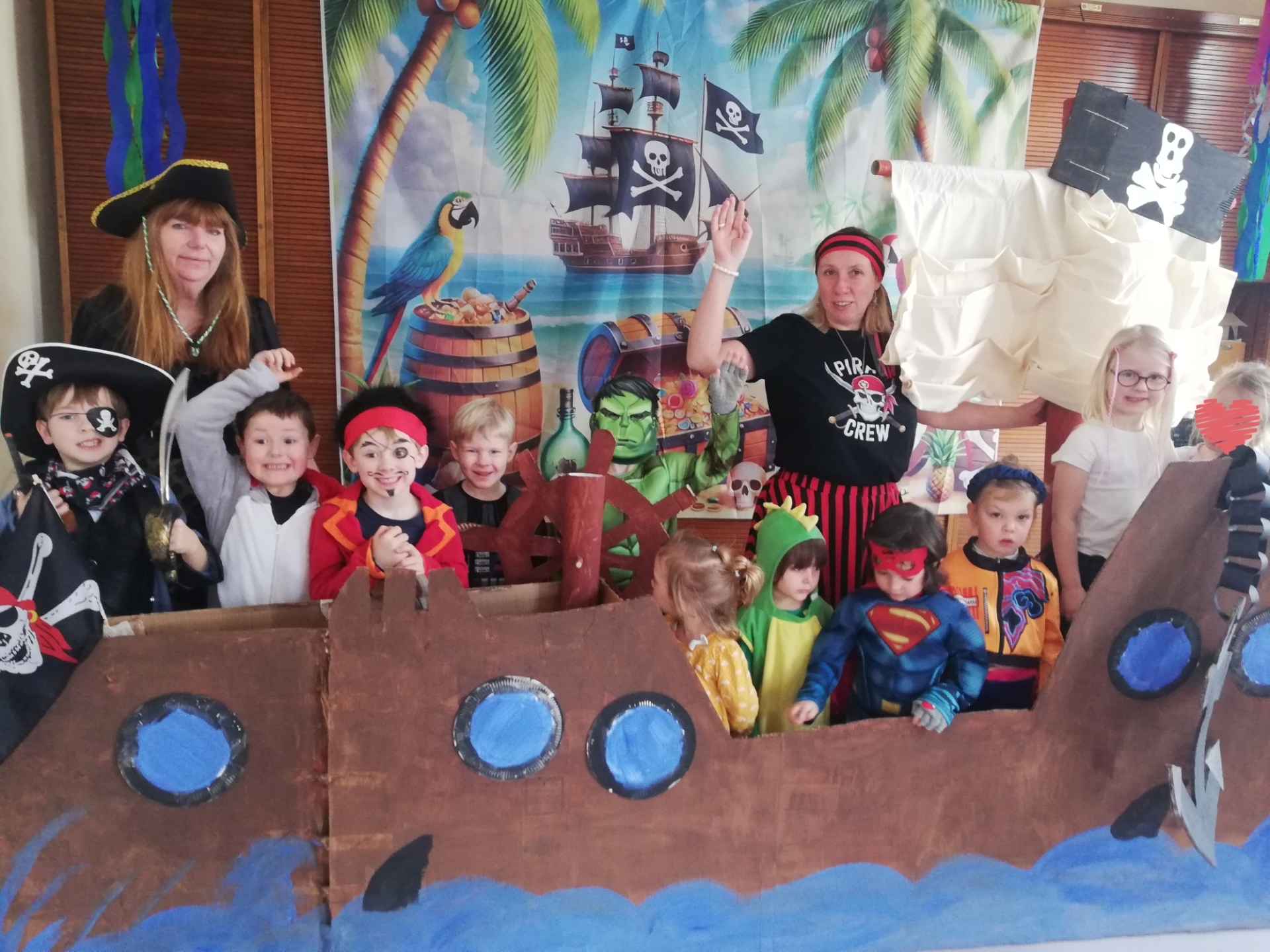 Foto: Als Piraten verkleidete Kinder in Spielzeugschiff