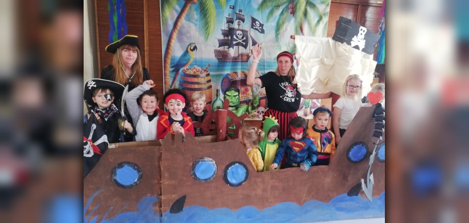Foto: Als Piraten verkleidete Kinder in Spielzeugschiff