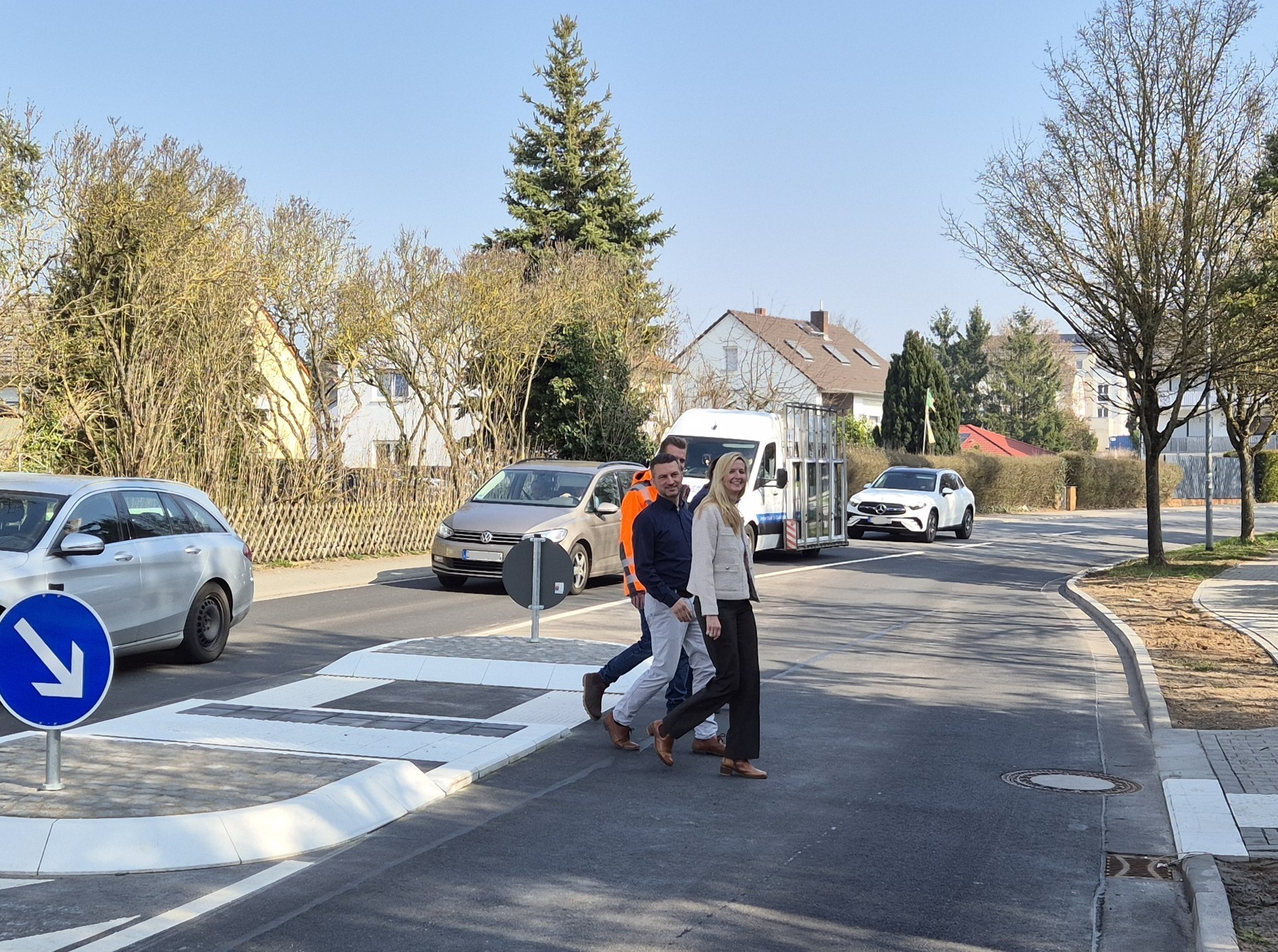 Foto: Bürgermeister benutzt Querungshilfe