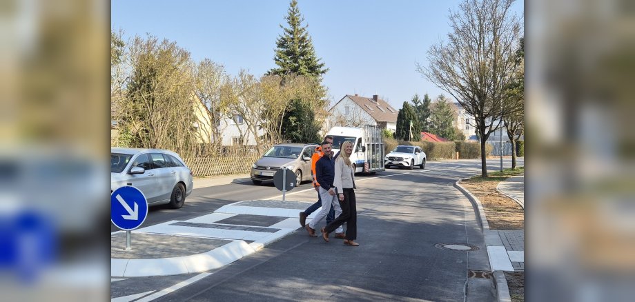 Foto: Bürgermeister benutzt Querungshilfe