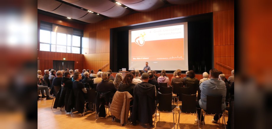 Foto: Bürgermeister spricht vor Vereinsmitgliedern während des Vereinsforums