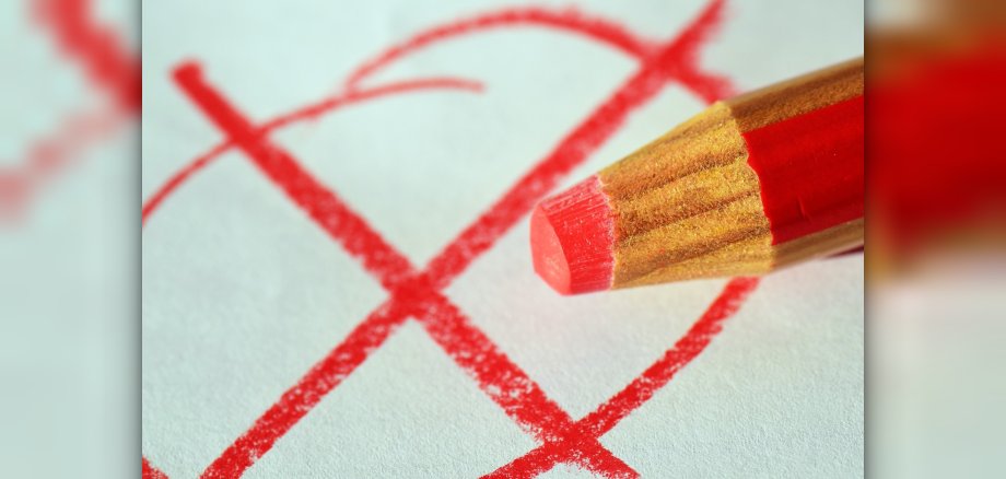 Bild: Kreuz auf Wahlschein