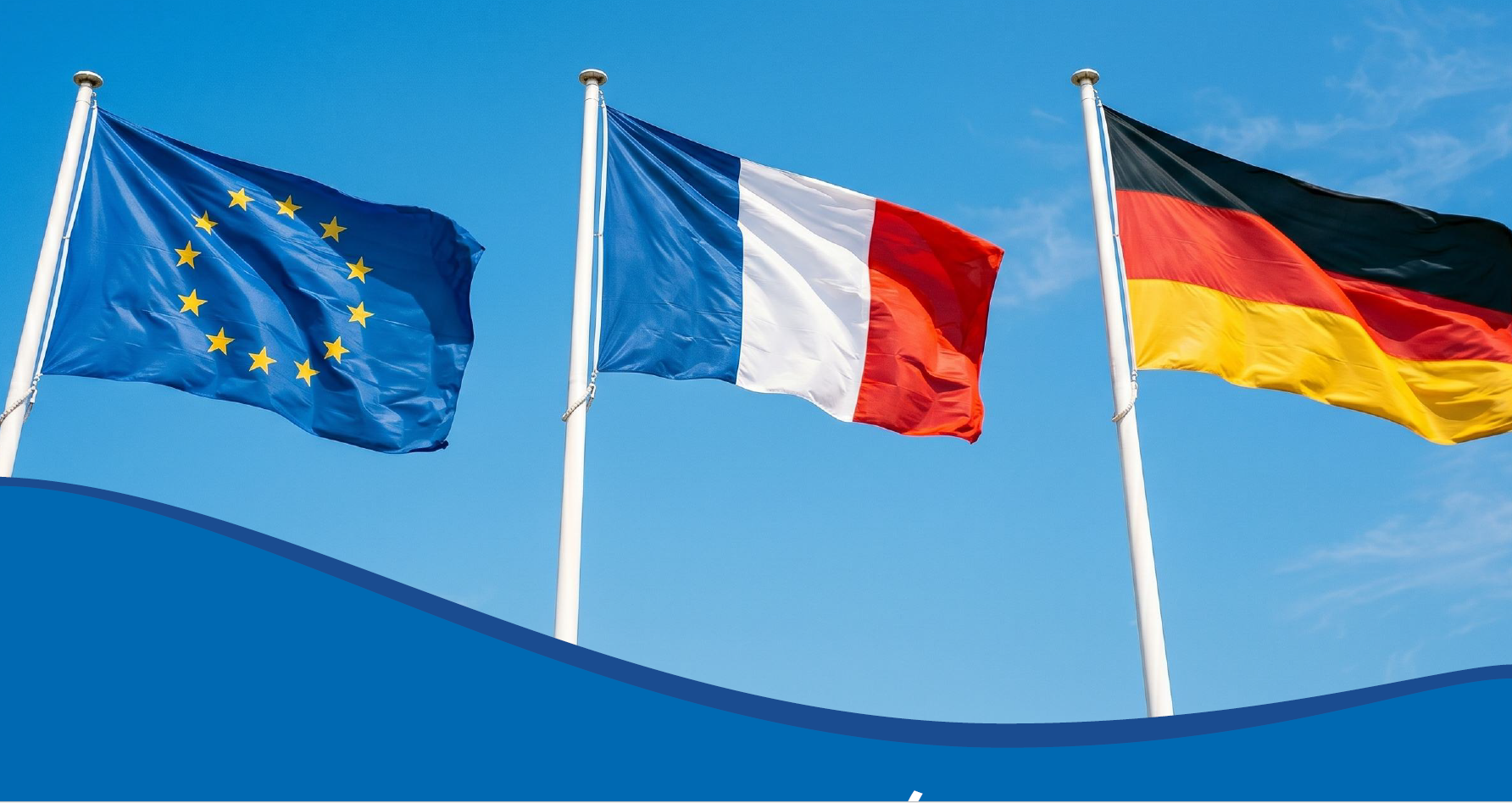 Foto: Europaflagge, französische Flagge und deutsche Flagge vor blauem Himmel