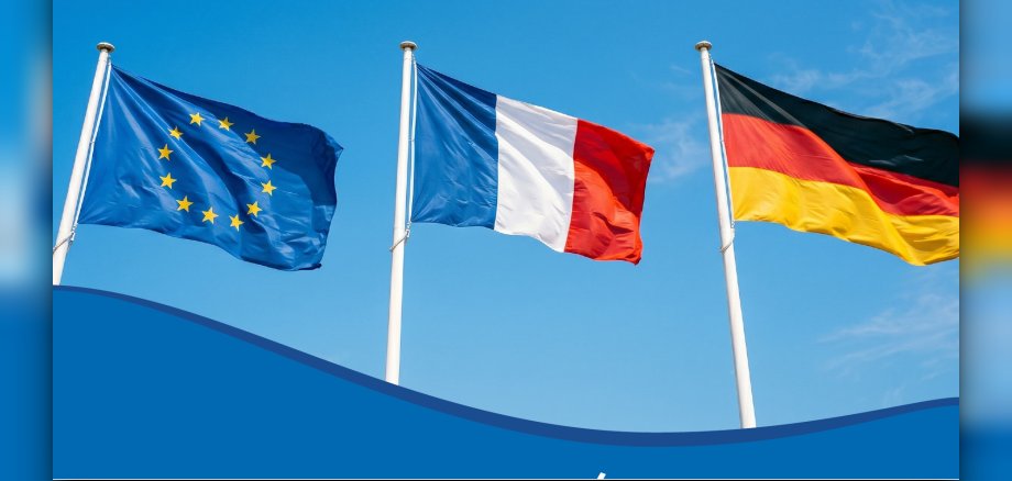 Foto: Europaflagge, französische Flagge und deutsche Flagge vor blauem Himmel