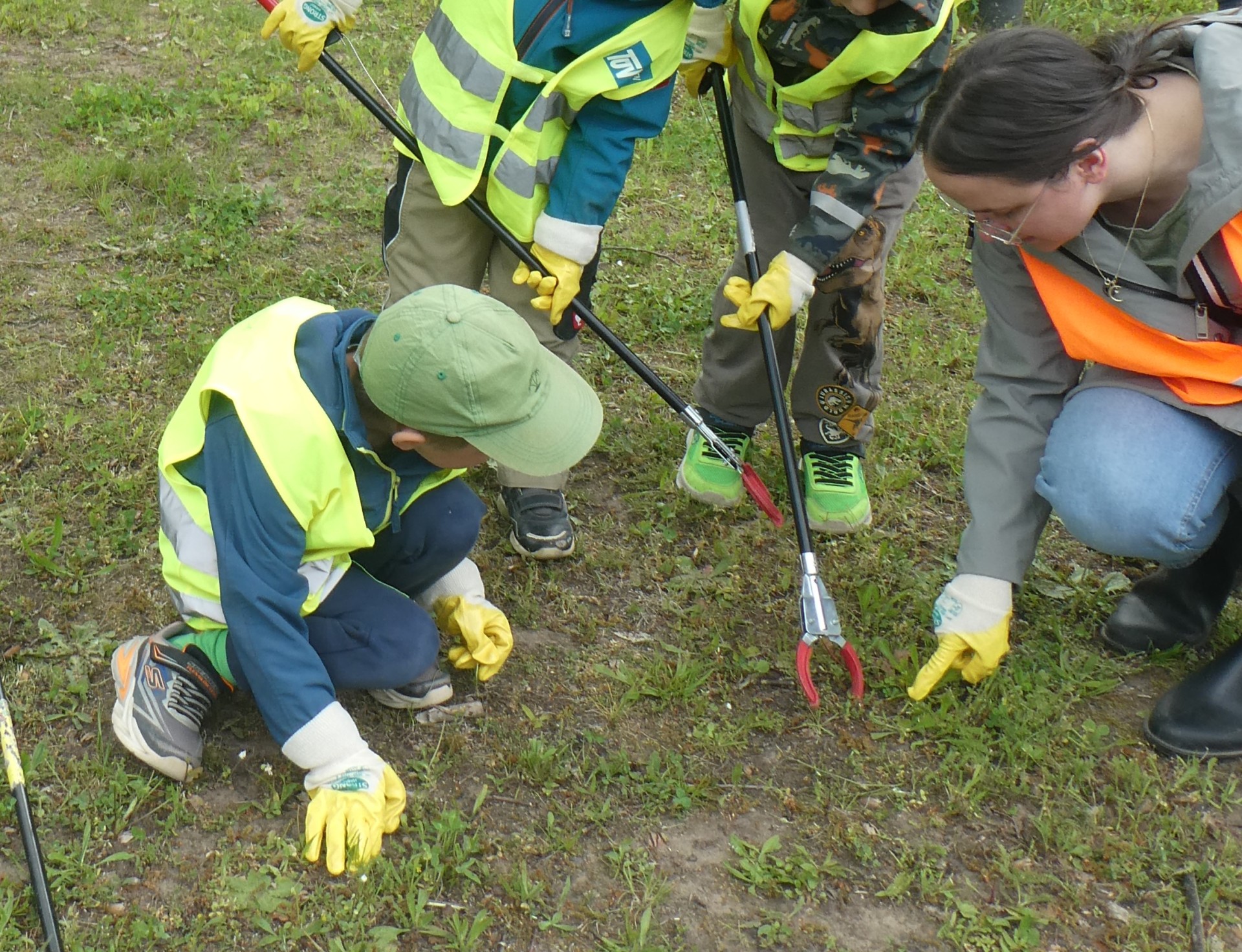 Foto: Kinder bei Müllsammelaktion