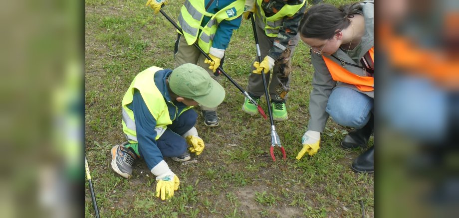 Foto: Kinder bei Müllsammelaktion