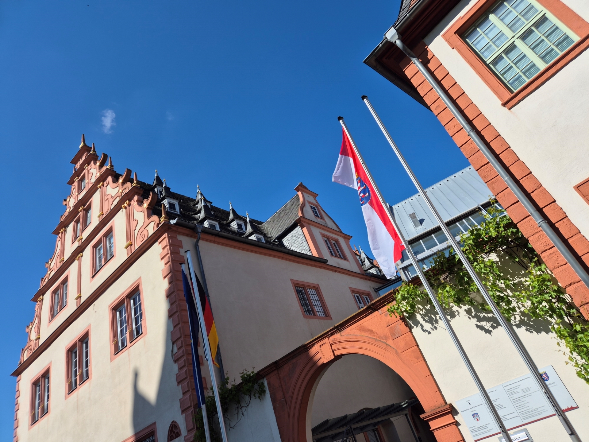 Beflaggung am Rathaus