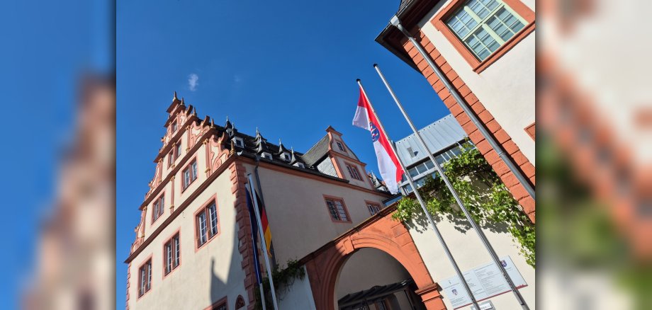 Beflaggung am Rathaus